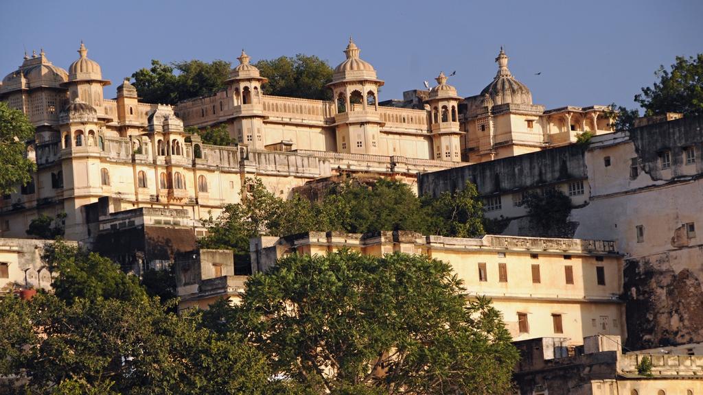The end of this wonderful journey sees you staying at a lovely old haveli overlooking the shores of Udaipur s, Lake Pichola.