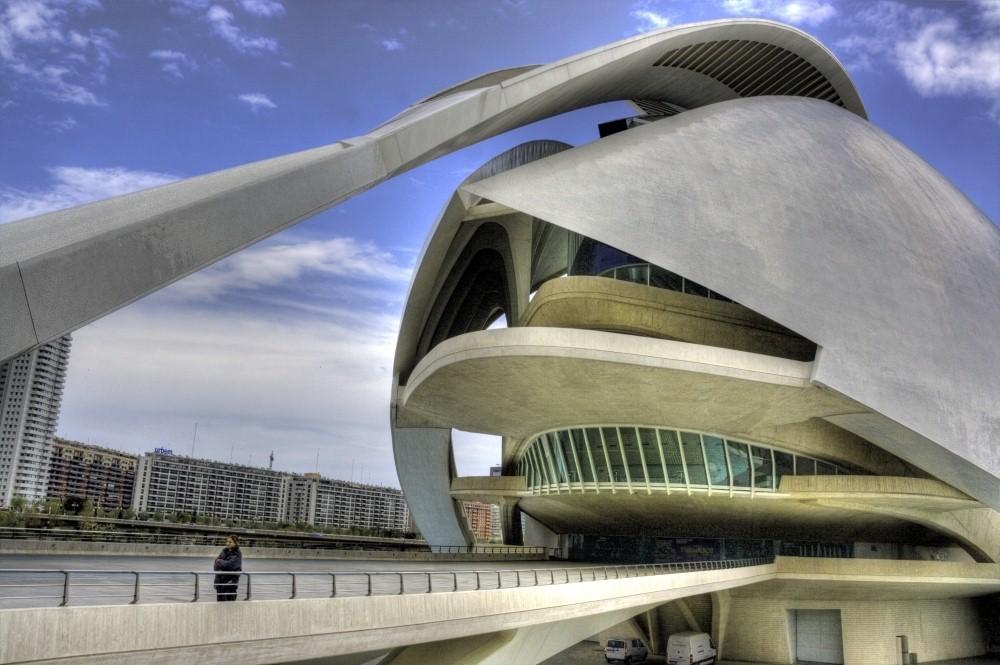 intention: that of acting as a multi-hall auditorium and also forming an urban landmark It is used as an opera house, dance and music theatre The Palau de les Arts Reina Sofía has 4 different halls