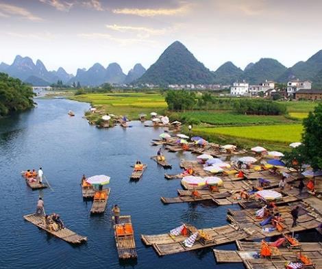 Joining the twin beauty spots of Guilin and Yangshuo, the Li River offers a leisurely tour through some of the area s most stunning and dramatic scenery.