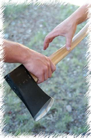 To carry the axe without its sheath, hold the handle close to the head with the blade tilted away from you.
