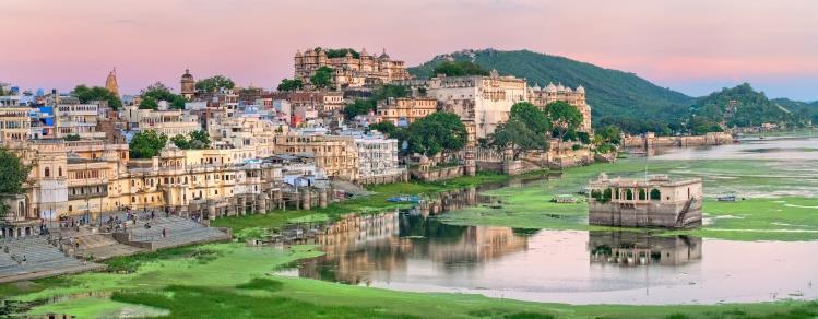 Surrounded by hills on three sides and sand dunes on the fourth, Pushkar forms a fascinating location and a befitting backdrop for the annual religious and cattle fair (held in November).