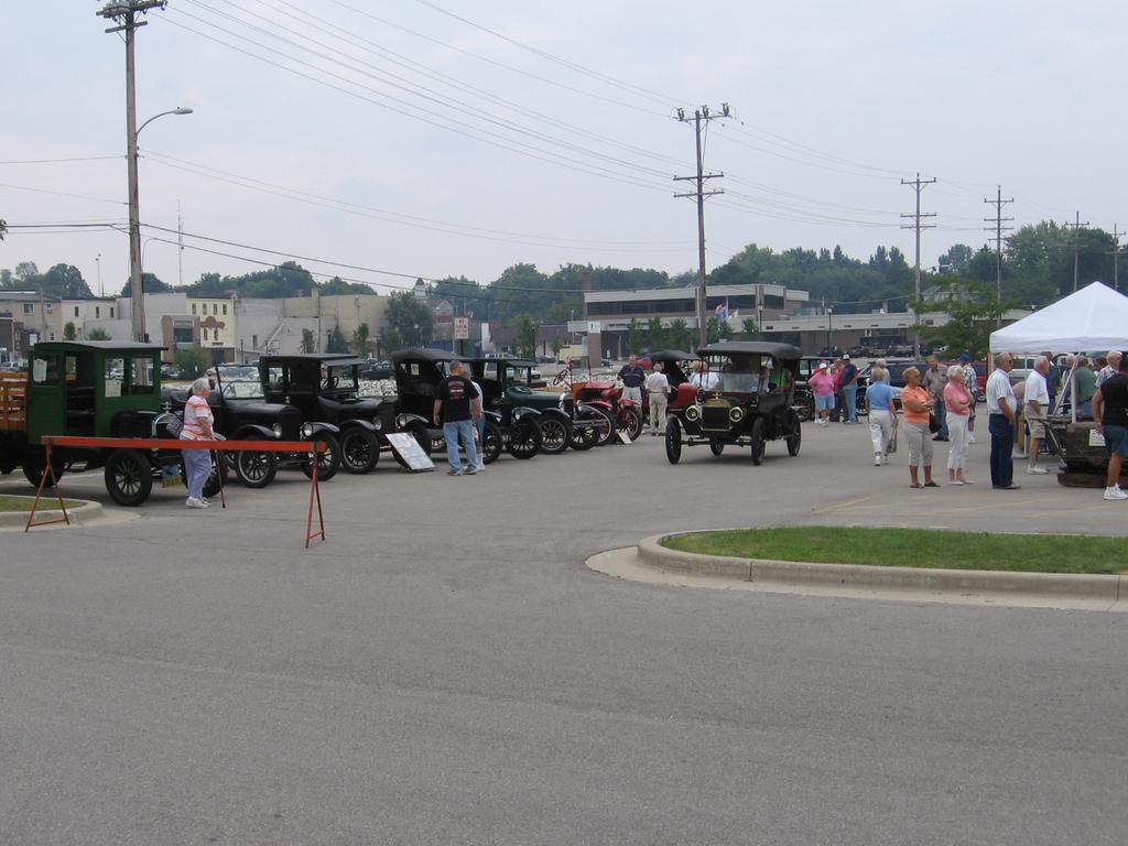 local areas. A nice job by Pete and Shelly Humphrey in the PR department as there was a great turnout of Model T curious people.