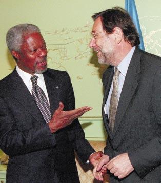 Kofi Annan, aðalritari Sameinuðu þjóðanna (t.v.), og Javier Solana, framkvæmdastjóri NATO, ræða ástandið í fyrrum Júgóslavíu í Róm 15. júní 1998. (Belga-mynd.