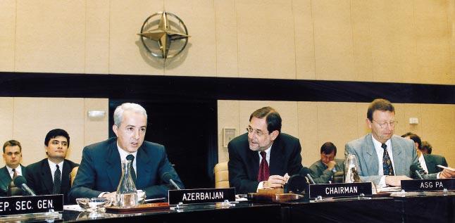 Mir-Gamza Efendiev, sendiherra Aserbaítsjans, eins hinna 25 félaga, sem skipað hafa fastanefnd hjá NATO, afhendir Javier Solana, framkvæmdastjóra NATO, skipunarbréf sitt 13. maí 1998. (NATO-mynd.