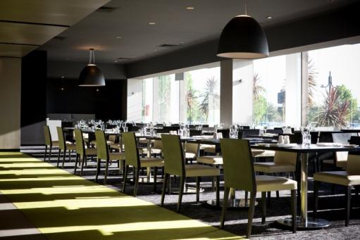 Windows Restaurant serves a gourmet buffet breakfast daily and in the evening tempts with an a-la-carte menu of modern Australian cuisine.