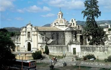 colonial-era government, bound Plaza San Martín, located in the heart of Córdoba.