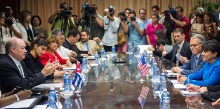 El Nuevo Herald Miami, Florida 9 October 2015 Gobierno cubano reacio a responder a nuevas medidas de Obama Funcionarios insisten en que Cuba no hará concesiones Priztker regresa a EEUU sin