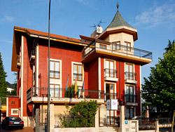 3. HOTEL AYRE ALFONSO II**** Location: Near city centre. Near of the train and bus stations 20 minutes on foot from the Auditorio. Quality: New, hotel-boutique.