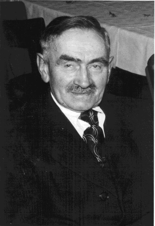 Heinrich Nienhüser died in 1963 when he was 86 years old. He is the forefather of all German Nienhüsers. He had many grandchildren and great-grandchildren.