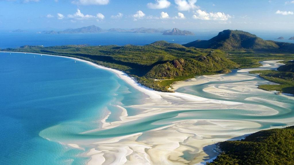 THE BEACHES WHITEHAVEN BEACH IS A DEFINITE "MUST-SEE" IN THE WHITSUNDAYS.