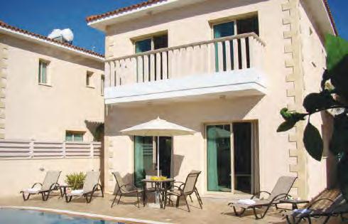 These three bed villas lie perfectly in the middle of Pernera and Protaras, both of which ha e p ett sho es an cal lue seas ou ll eel i ht at ho e in