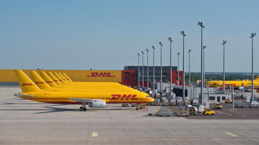 DHL xx NETWORK More than 250 aircraft build up a virtual airline for our global network: Hub & spoke system with 3 global and 18 regional