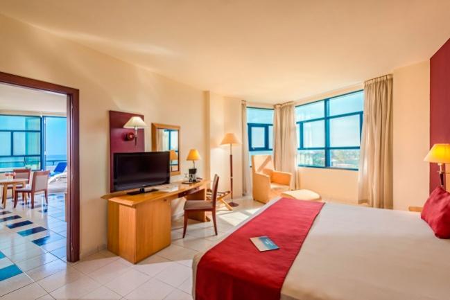Deluxe Rooms: equipped with a King Size bed or two 1.35-m beds, and can accommodate up to 3 adults or 2 adults + 1 child.