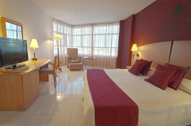Privilege Suites: large, bright rooms that include a bedroom, lounge with extra TV and terrace with sea views.