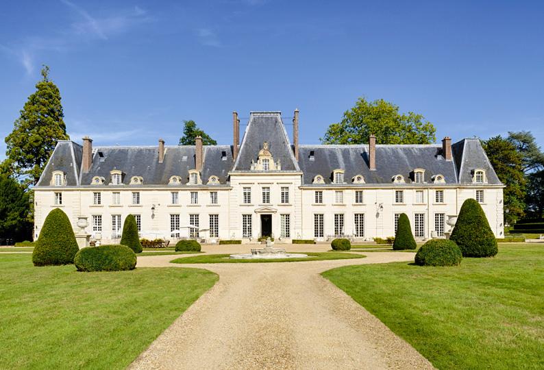 Château de Mareil The barns and stables converted into sub-committee rooms to host your workshops In this elegant atmosphere, the fashion theme takes over the