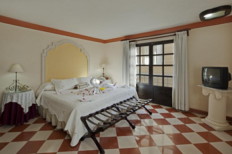 ACCOMMODATION MERIDA CASA DEL BALAM One of the oldest and most distinguished hotels in Merida, Casa del Balam is also one of the few original art deco houses in the colonial city.