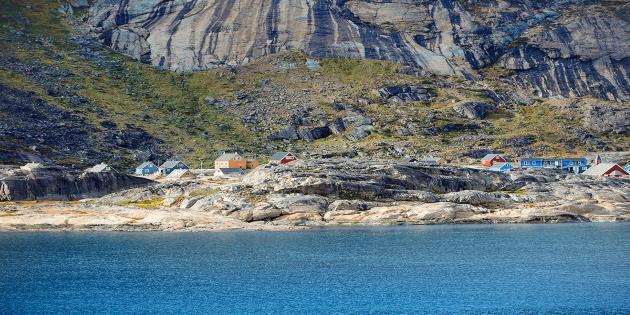 DAY 11 Through the narrow channel Location: Prins Christian Sund / Nunap Isua We sail through the narrow channel of Prins Christian Sund and enjoy the spectacular scenery here.