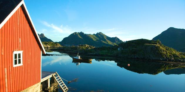 DAY 3 The fishing village Location: Henningsvær, Lofoten Islands The picturesque fishing village of Henningsvær is situated at the foot of Mount Vågakaillen, and consists of a group of isles and