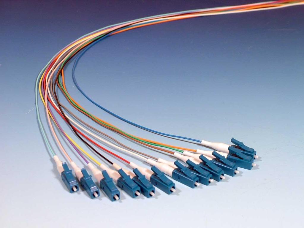 5.3 Zaključni kabli Zaključne optične kable uporabljamo za zaključevanju optičnih kablov v optičnem delilniku.