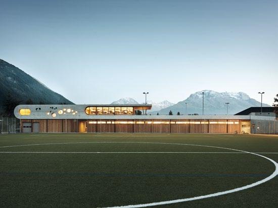 The Promulins sports center is a masterpiece by architects Lazzarini. The curved walls of its restaurant evoke the image of an Olympic track.