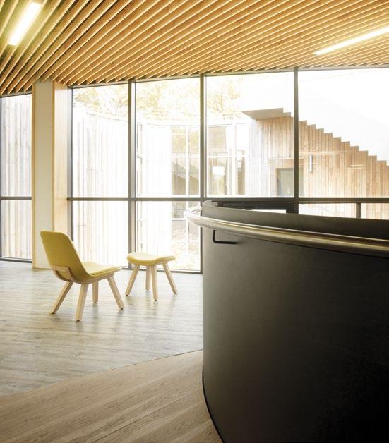 Olatu Leku is a building dedicated to companies of the boardsporting world. At its heart is a large curved patio where it is a pleasure to relax in a Kuskoa seat.