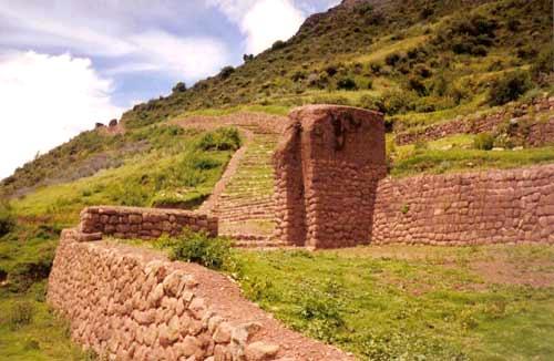 According to the chronicles, the small city was built by the Inca Wiracocha. You will find constructions in stones and adobe (soil bricks dried by the sun) and cultivation terraces.