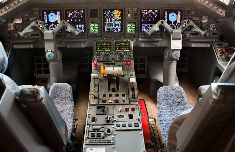 AVIONICS Honeywell Five Tube EFIS system Dual NZ 2000 Flight Management System with version 5.