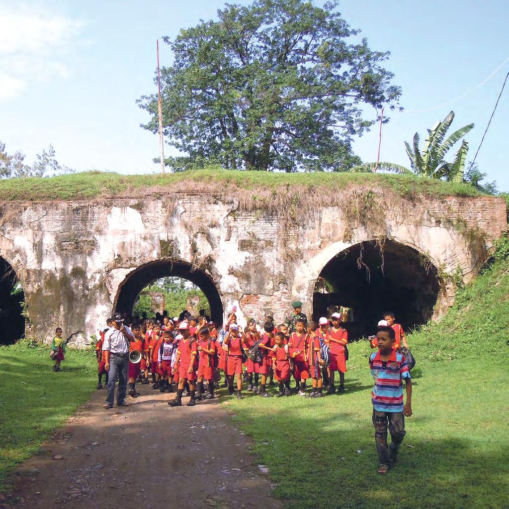 Forts in Indonesia: Shaping the future of the respective communities 14 P.7 Elementary students enter the gate of Fort Van den Bosch (1839), better known as Fort Pendem Ngawi.