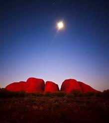 The rock formations of Kata Tjuta are at their most spectacular in the early hours, when you can really admire their colours as they change in response to the shifting light.