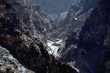 Slika 3.1.: Kanjon, ki ga je izdolbla reka Kabul, vzhodno od Kabula. Razlika med dnom kanjona in vrhom znaša tudi do 1800 m. Na sliki se vidi cesta, ki vodi proti Pakistanu Vir: http://geoimages.