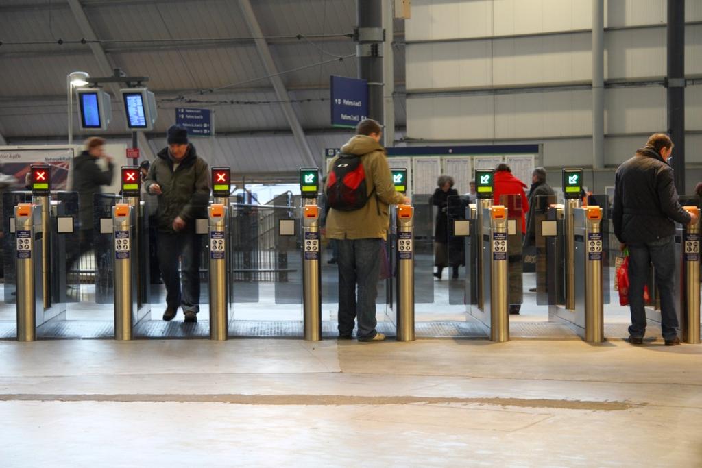 SUBWAY FARELINES (FAREGATES) PRIMARY STATION ENTRANCES - Benefits Optimal reader location Improved capacity and performance Standard and accessible aisle