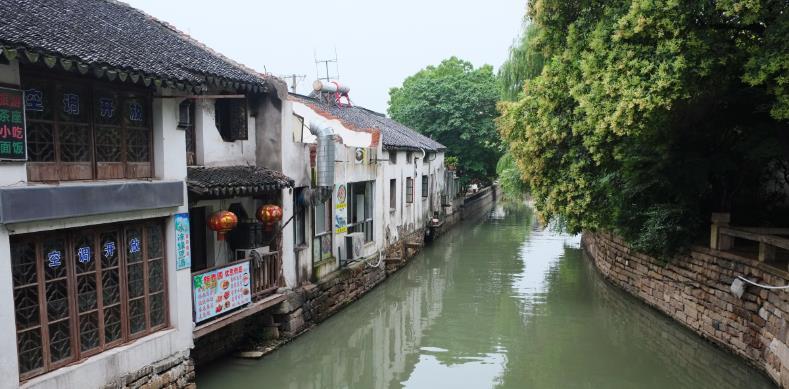 Some of the smaller gardens, such as the Garden of the Master of the Nets and the well-hidden Couple s Retreat Garden (Ou Yuan), offer a respite from the crowds during weekends and holidays, when the
