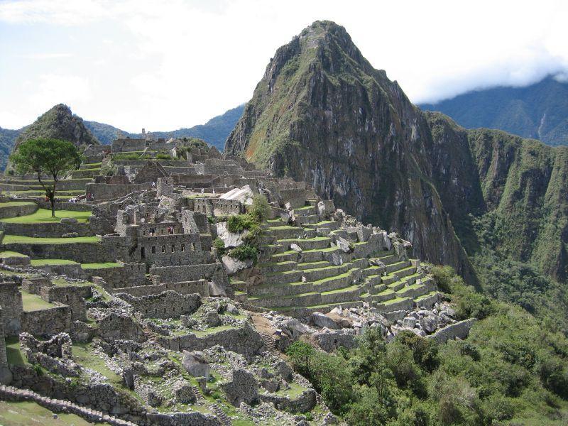 can practice haggling for Peruvian goods, such as woven blankets, silver jewelry, alpaca sweaters, musical instruments, artwork and other goods. 11:00 Leave for Ollantaytambo.