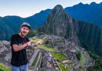 TREKKING Treks & Expeditions Specialists DAY 1: Machu Picchu - Tour Full Day TREKKING HIGHLIGHTS H AGUAS CALIENTES
