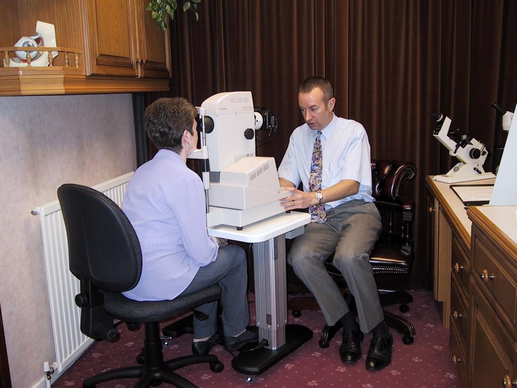 South Manchester Diabetic Retinopathy Screening Service 2007/2008 New testing method improves checks for diabetic eye disease Above: a normal retina Left: a retina with diabetic eye disease Digital