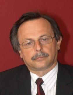 Mr.sc. Ivan Idžojtić 1980. god. završio Srednju školu Nova Gradiška, ekonomski smjer, a 1985. diplomirao na Ekonomskom fakultetu u Zagrebu, smjer - financijsko bankarski.