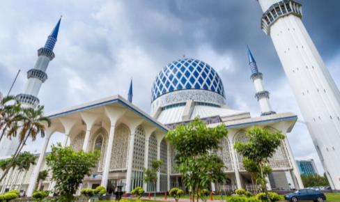 Historic Town Tour (GDKUL05NM) SGD 50/ adult SGD 40/ child - 6.5 hours Min. 35 - Sultan Salahuddin Abdul Aziz Shah Mosque (External façade): It is also called the 'Blue Mosque.