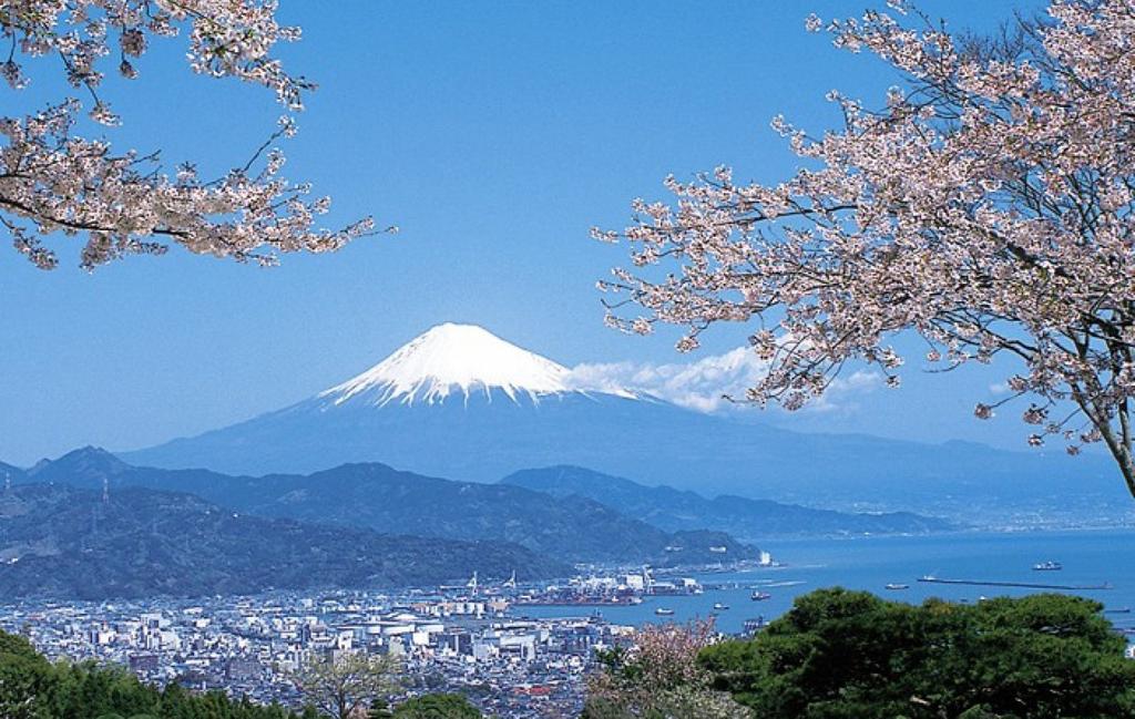 Mount Fuji June 30 Tokyo-Hakone Take fun train and old tram rides (about 1.5 hour) to Hakone Yumoto.
