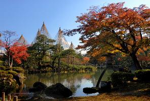 It was founded by Minamoto Yoriyoshi in 1063, and enlarged and moved to its current site in 1180 by Minamoto Yoritomo,