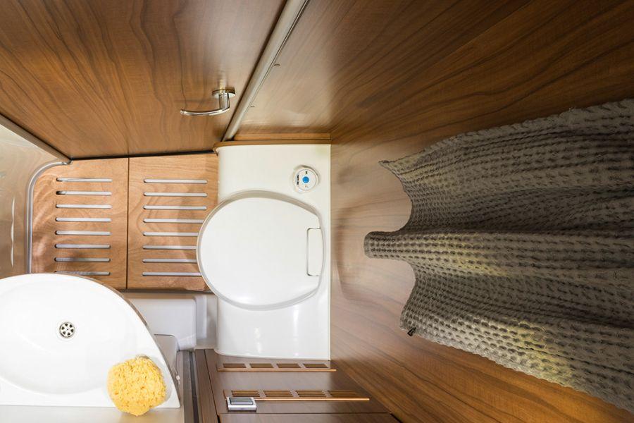 The centre bathroom in the ERIBA Nova SL features a comfortable bench toilet. A wooden shower mat is optionally available.
