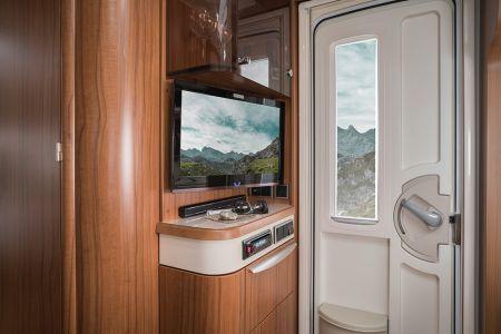 In the ERIBA Nova SL, the door is much more than just a way in. Not only is it perfectly insulated thanks to the plastic frame it also comes with every convenience feature, e.g.