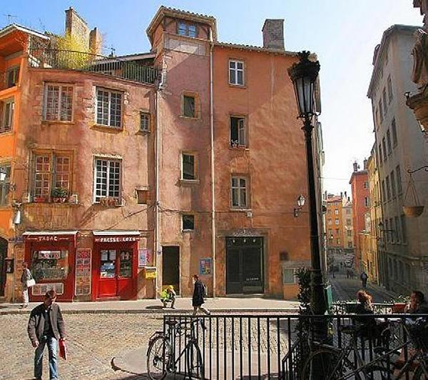 Exploring Lyon s UNESCO World Heritage listed Old Town with a guide, you will ride along the Rhône River and up La Croix-Rousse, spin through Place des Terreaux, and break at a local eatery to enjoy