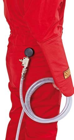 OVERALL WITH HAND PROTECTION Protection against water jets on the front of the legs, the forearms and on the integrated Hand Protection.
