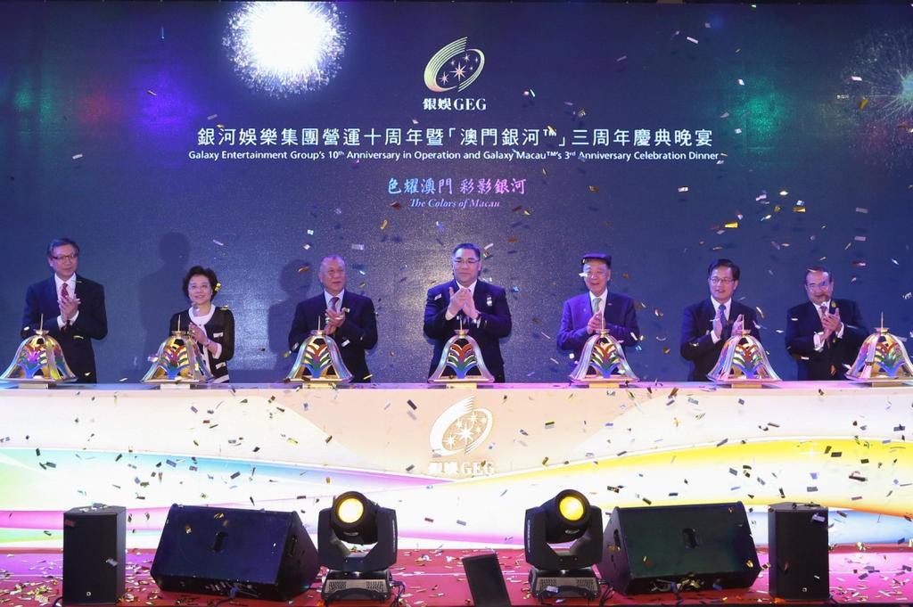 P003: The Gala Dinner is graced by the officiating guests including Mr. Chui Sai On, Chief Executive of Macau SAR (center), Mr.