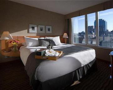 The 226 suites on 23 floors offer views of downtown Vancouver, the waterfront and the North Shore mountains.