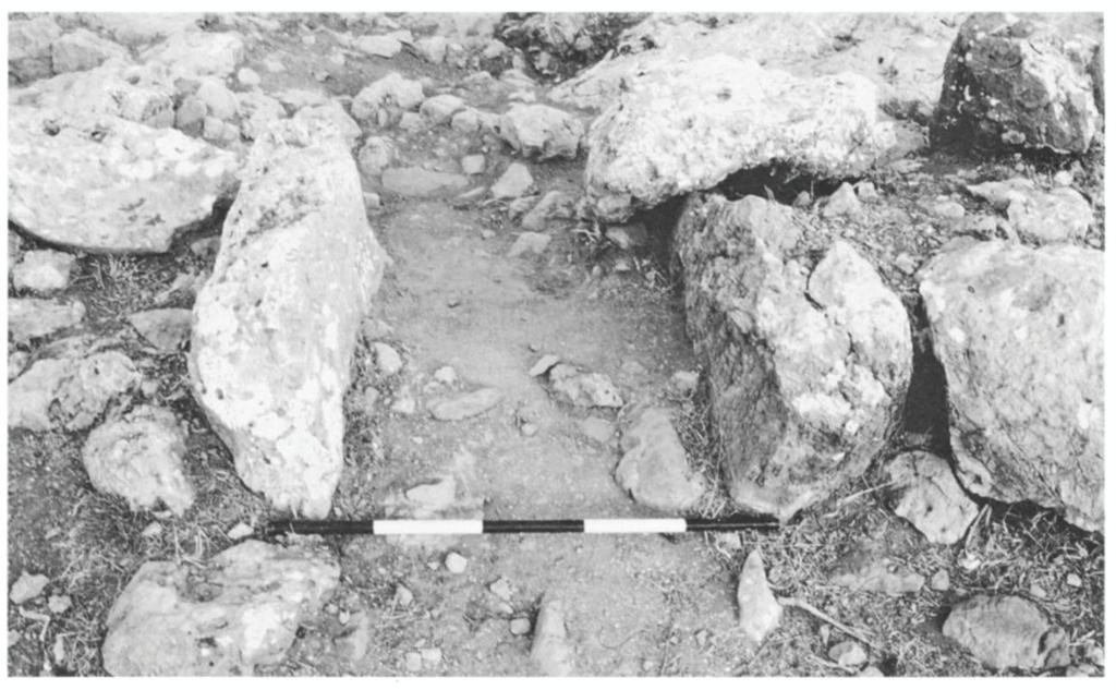 THE EXCAVATION OF C H RYSO KAM I NO-C H OM ATAS 483 Figure 15. Entrance to the LM III building, looking west (1996) Figure 16. Stone hearth in the northeast corner of room 12, looking east (1997) 28.