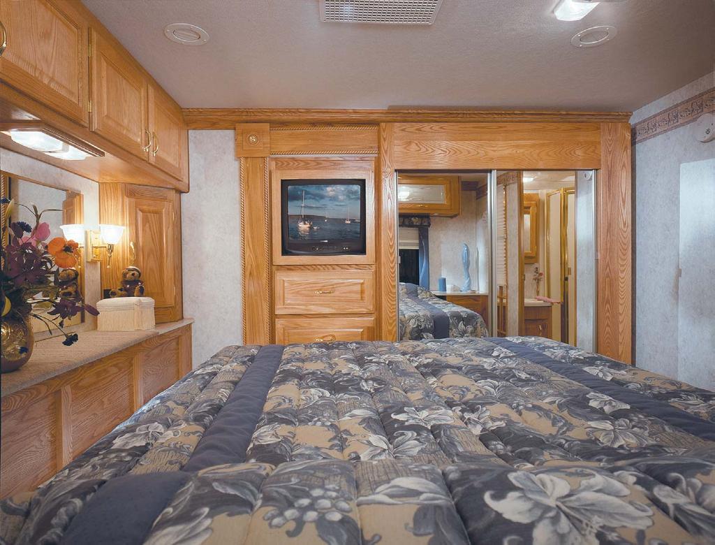 Cl Yellowstone Class Spacious Bedrooms The Yellowstone has large bedroom floorplan models featuring natural oak hardwood cabinetry, stain-resistant padded carpet, day/night window shades and