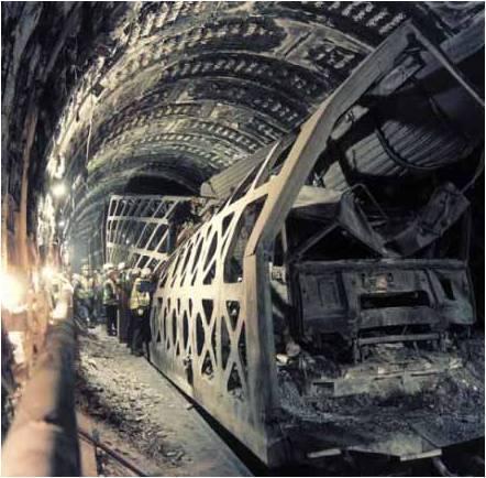 Slika 27. Izgled tunela nakon požara i eksplozije. 5.5. Taktički nastup tijekom gašenja požara u tunelu U ozračju gašenja požara u tunelu tijek akcije prilagođen je trenutnoj situaciji.