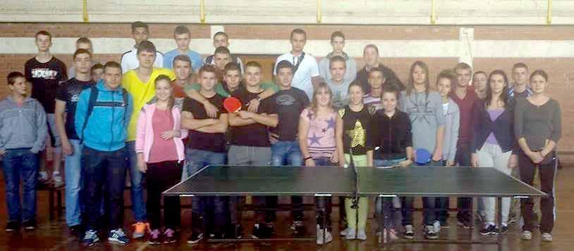 51 СТОНИ ТЕНИС Школски турнир у стоном тенису, који је уједно био и изборни турнир за општинско такмичење, одржан је 30. септембра 2014. године. Учествовало је више од двадесет дечака и девојчица.