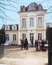 School > Right in the centre of Amboise, only 5 minutes away from the shopping zone with its small shops, street cafés and bistros, you will find the Eurocentres school.